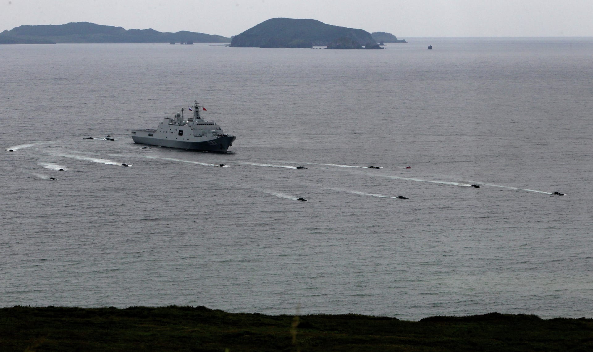 中國海軍 071 型船塢登陸艦長白山號在海上操演,周邊海面可見展開的兩棲登陸載具