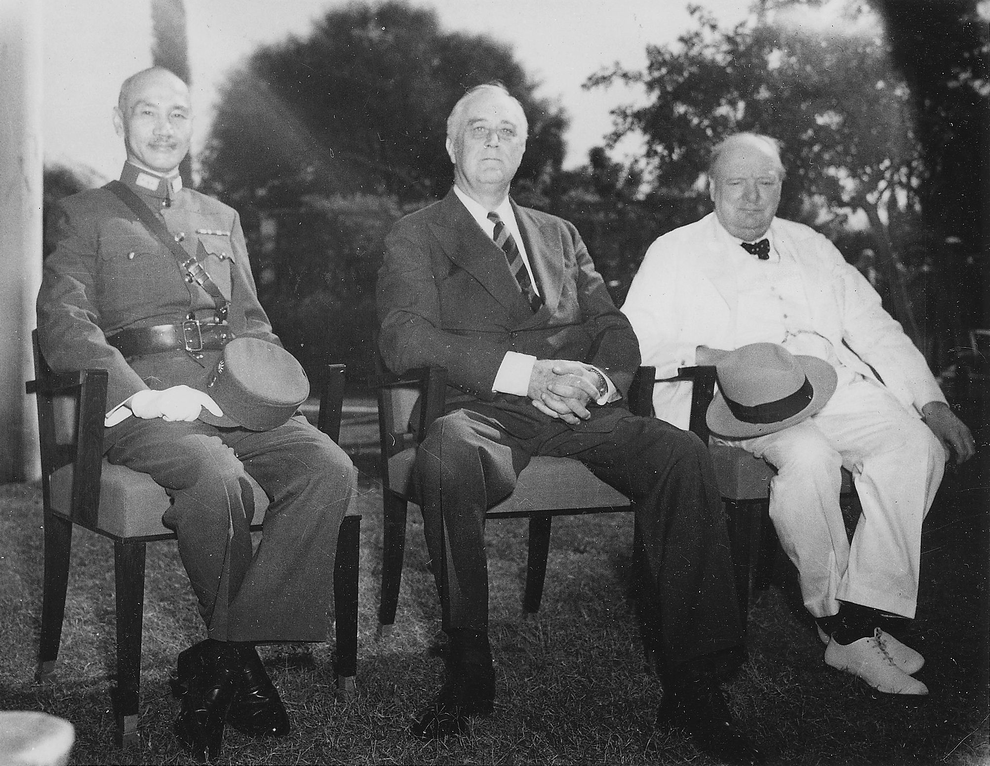 1943 年開羅會議,蔣介石、羅斯福、邱吉爾三人於會場前合影