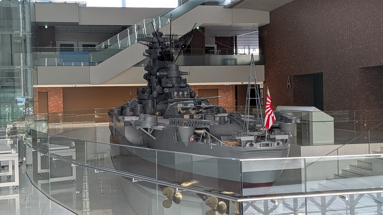 吳市大和博物館中庭的 1/10 戰艦大和模型